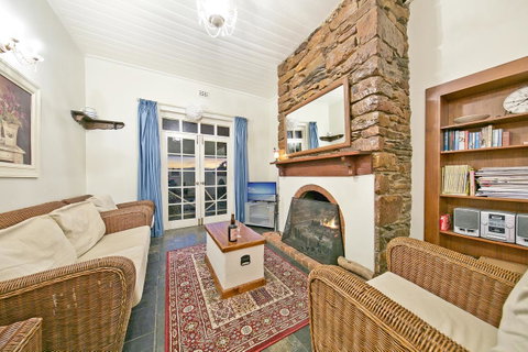 Vineyard Cottage BnB - QLD Tourism 3