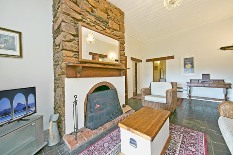 Vineyard Cottage BnB - QLD Tourism 14