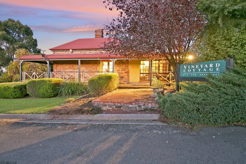 Vineyard Cottage BnB - QLD Tourism 8