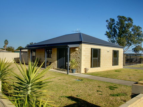 DBJ Holiday Units - Queensland Tourism 0