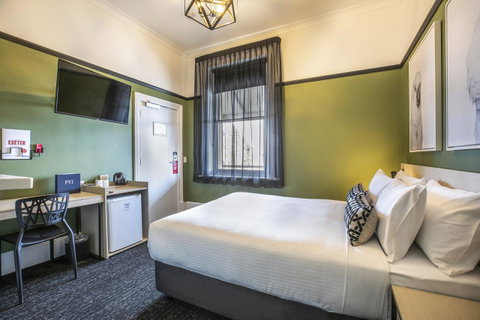 Nightcap At Exeter Hotel - QLD Tourism 1