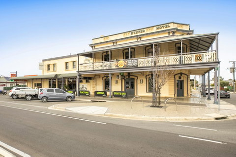 Nightcap At Exeter Hotel - QLD Tourism 22