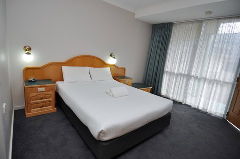 Hilton Beachfront Motel - QLD Tourism 24