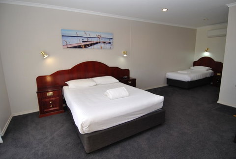 Hilton Beachfront Motel - QLD Tourism 41