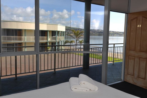 Hilton Beachfront Motel - QLD Tourism 0