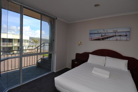 Hilton Beachfront Motel - QLD Tourism 34
