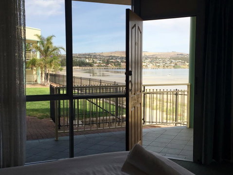 Hilton Beachfront Motel - QLD Tourism 18