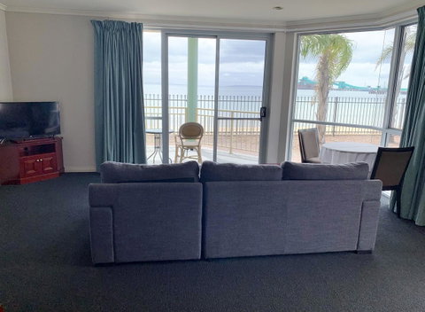 Hilton Beachfront Motel - QLD Tourism 7