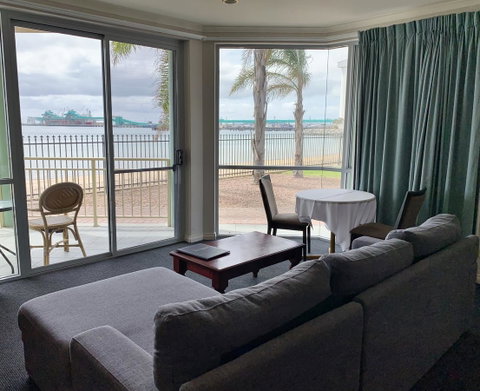 Hilton Beachfront Motel - QLD Tourism 15