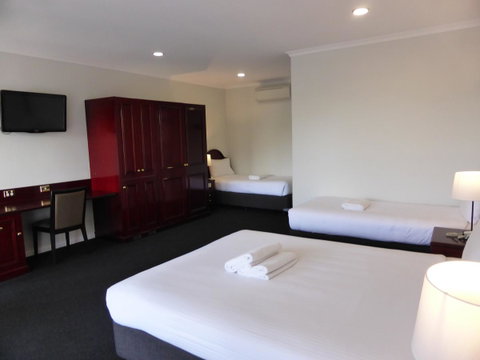 Hilton Beachfront Motel - QLD Tourism 35