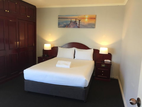 Hilton Beachfront Motel - QLD Tourism 8