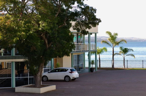 Hilton Beachfront Motel - QLD Tourism 42