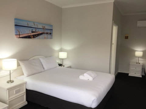 Hilton Beachfront Motel - QLD Tourism 5