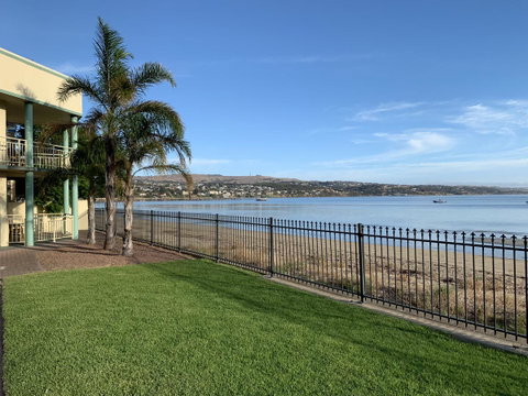 Hilton Beachfront Motel - QLD Tourism 4