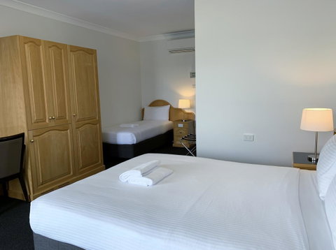Hilton Beachfront Motel - QLD Tourism 11