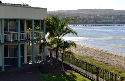 Hilton Beachfront Motel - QLD Tourism 40
