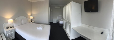 Hilton Beachfront Motel - QLD Tourism 39