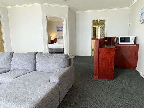 Hilton Beachfront Motel - QLD Tourism 16