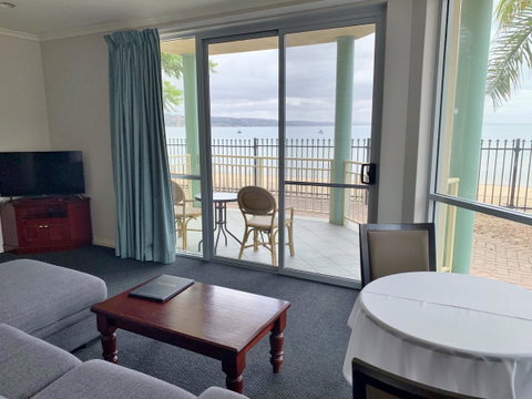 Hilton Beachfront Motel - QLD Tourism 3
