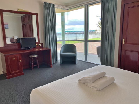 Hilton Beachfront Motel - QLD Tourism 14