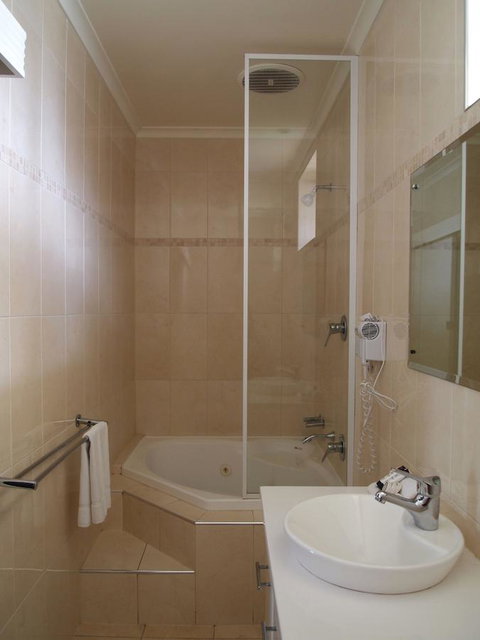 Hilton Beachfront Motel - QLD Tourism 44