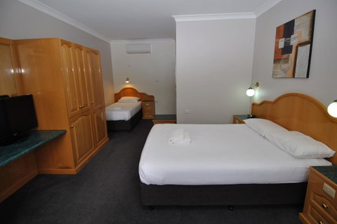Hilton Beachfront Motel - QLD Tourism 36