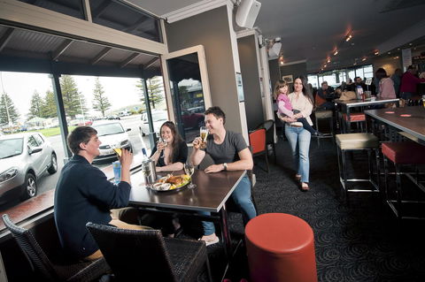 Nightcap At Hotel Victor - QLD Tourism 21