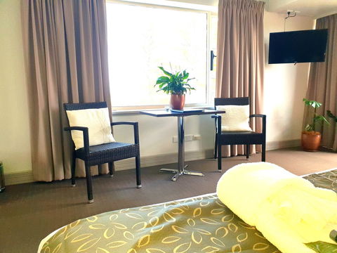 Nightcap At Hotel Victor - QLD Tourism 10