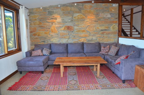 Of Stone & Wood Guesthouse - QLD Tourism 9