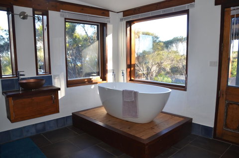 Of Stone & Wood Guesthouse - QLD Tourism 14