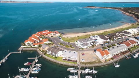 Mariners Cay Apartment - QLD Tourism 0