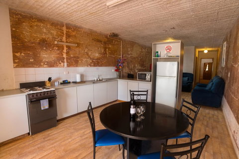 Desert View Apartments - QLD Tourism 1