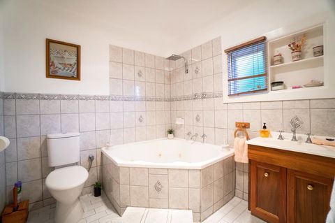 Ruby\'s Cottage - Queensland Tourism 6