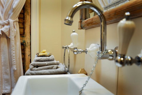 Athelney Cottage Bed And Breakfast - QLD Tourism 9