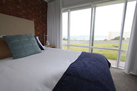 Southern Sands\' Beachfront Apartment - QLD Tourism 12
