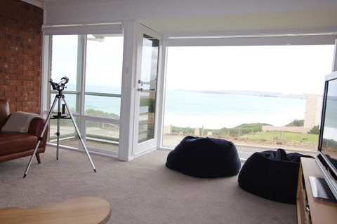Southern Sands\' Beachfront Apartment - QLD Tourism 2