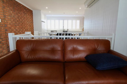 Southern Sands\' Beachfront Apartment - QLD Tourism 6