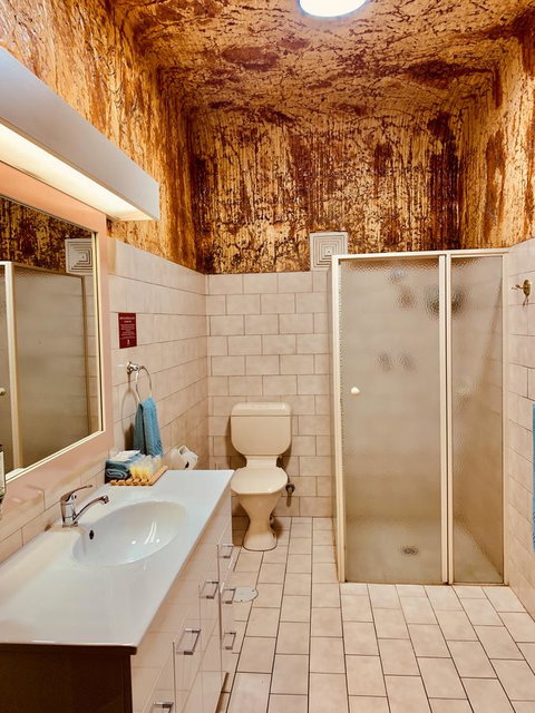 Desert Cave Hotel - QLD Tourism 6