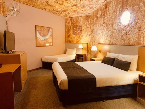 Desert Cave Hotel - QLD Tourism 23
