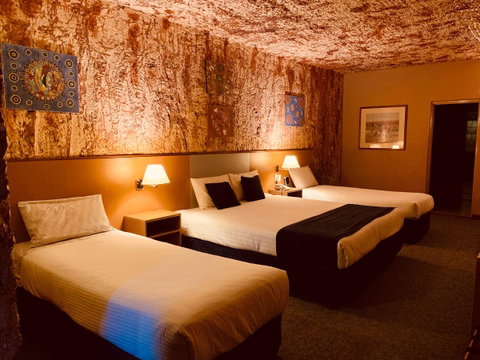 Desert Cave Hotel - QLD Tourism 29