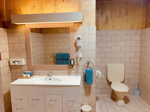 Desert Cave Hotel - QLD Tourism 8