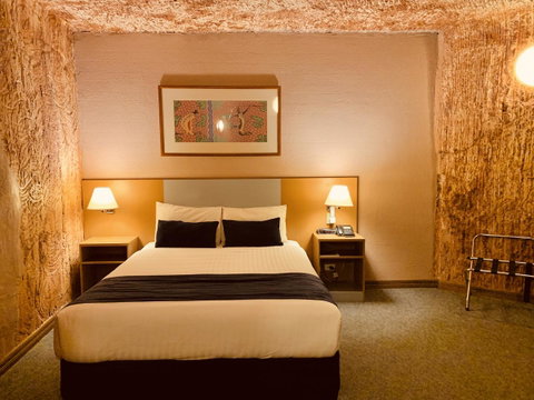 Desert Cave Hotel - QLD Tourism 10