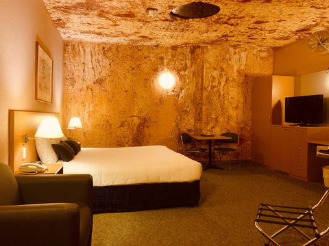 Desert Cave Hotel - QLD Tourism 18