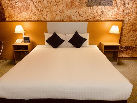 Desert Cave Hotel - QLD Tourism 1