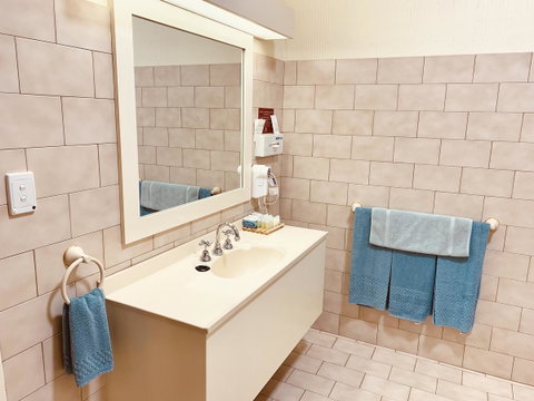 Desert Cave Hotel - QLD Tourism 21