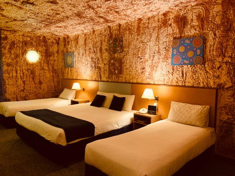 Desert Cave Hotel - QLD Tourism 33