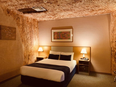 Desert Cave Hotel - QLD Tourism 12