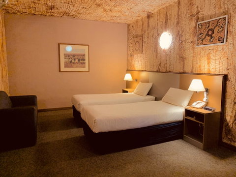 Desert Cave Hotel - QLD Tourism 7