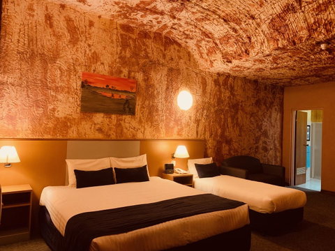 Desert Cave Hotel - QLD Tourism 25