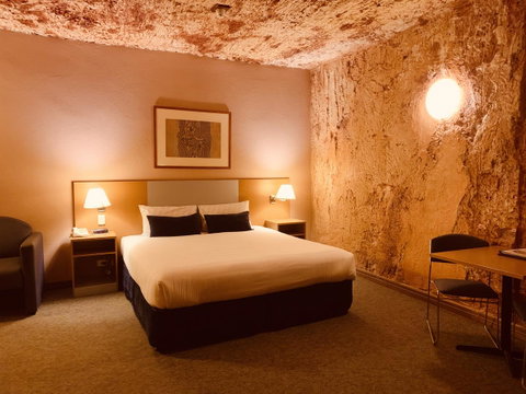 Desert Cave Hotel - QLD Tourism 17